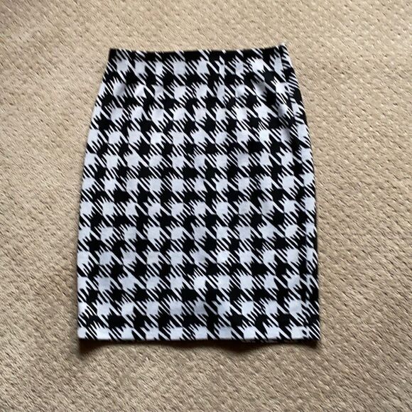 Halogen skirt. Size 0. Black and gray. Excellent condition. - Picture 1 of 7